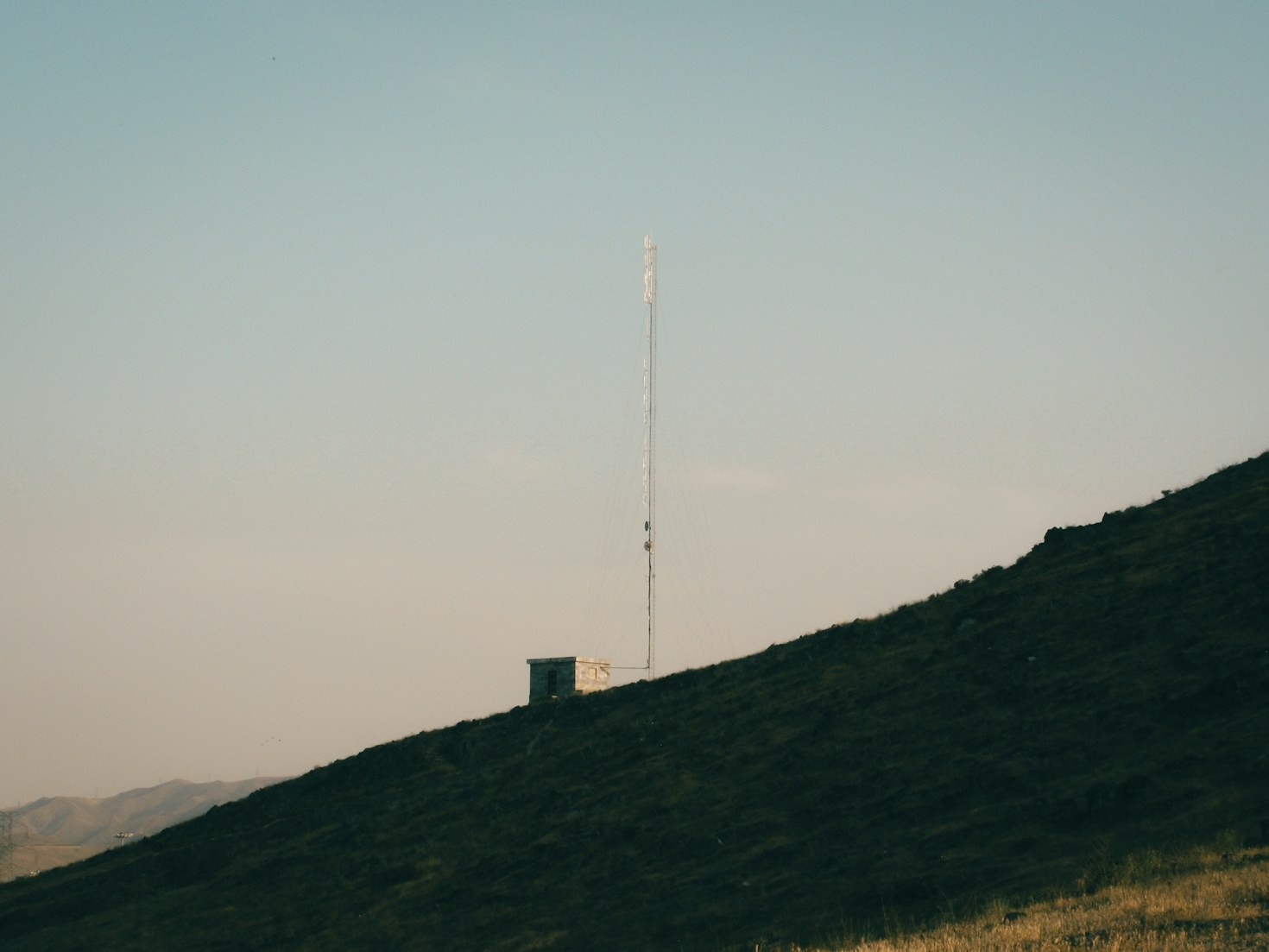 How Decentralized Mesh Networks Keep Communities Connected